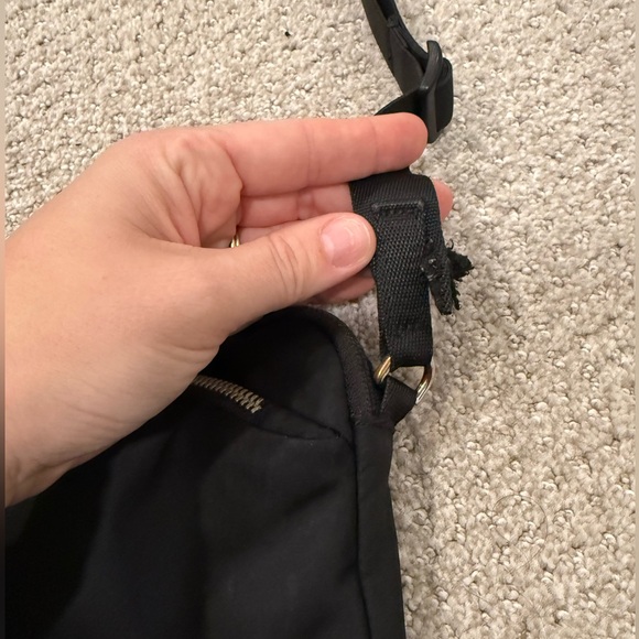 Lululemon everywhere crossbody bag 2L black metal hardware - Picture 4 of 9